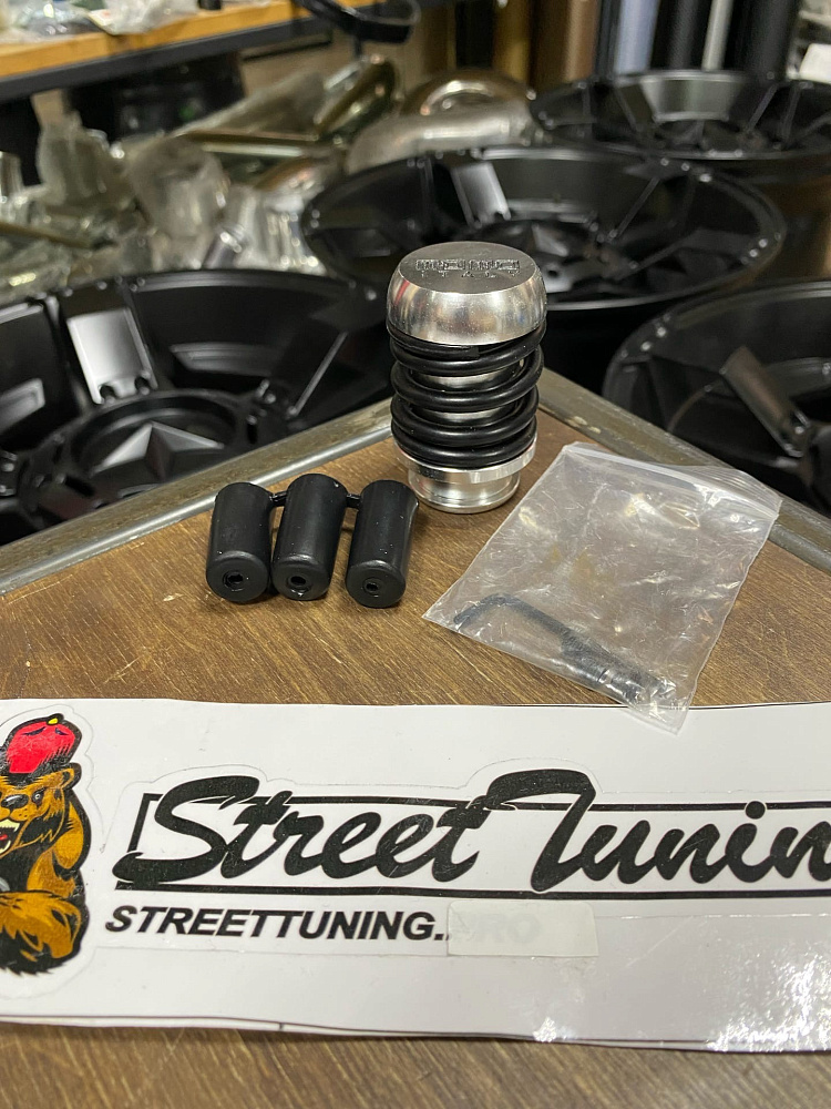картинка Ручка КПП MOMO Springs черная в стиле койловера от магазина  StreetTuning