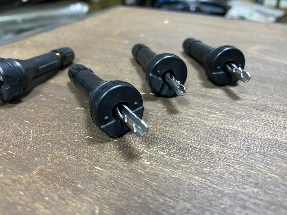 картинка Ниппели (вентили) под датчик, разборные TPMS-19, черные, 4 шт от магазина  StreetTuning