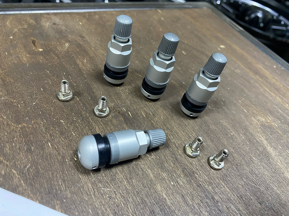 картинка Ниппели (вентили) под датчик, разборные TPMS-17, серые, 4 шт от магазина  StreetTuning