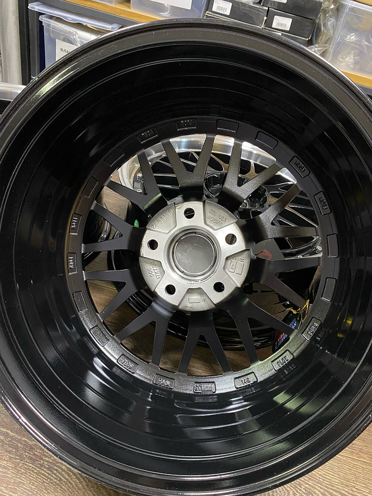 картинка Новые диски BBS LM R17 J7.5 ET38 5x114,3 черные с полировкой от магазина  StreetTuning