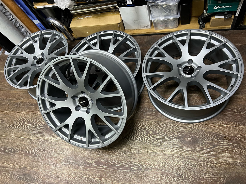 картинка Новые диски Hellcat SRT Syle R20 J9 ET18 5X114.3 серый мат от магазина  StreetTuning