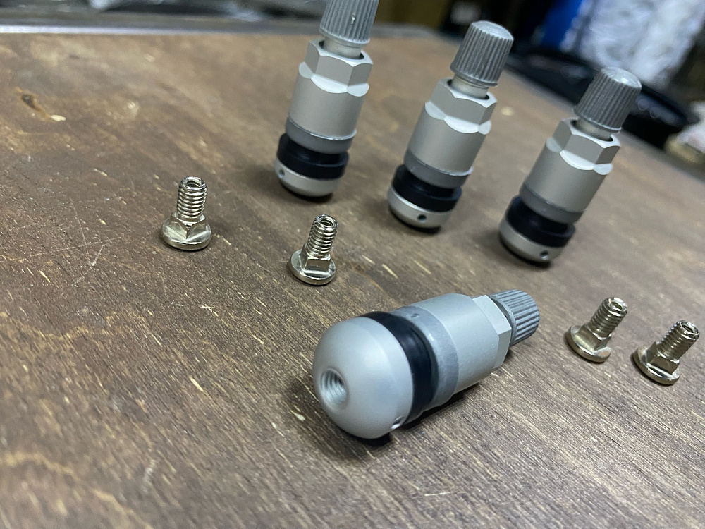 картинка Ниппели (вентили) под датчик, разборные TPMS-17, серые, 4 шт от магазина  StreetTuning