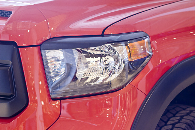 картинка Toyota Tundra 2013-н.в. Накладки на передние фары (реснички) компл.-2 шт. магазин  StreetTuning 