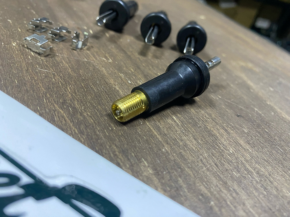 картинка Ниппели (вентили) под датчик, разборные TPMS-29, черные, 4 шт от магазина  StreetTuning