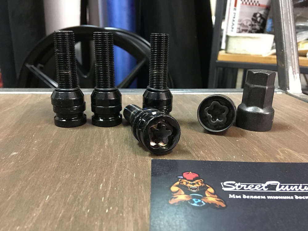 картинка Секретки - болты Starleks 14x1.25 длина 40 мм, конус черные от магазина  StreetTuning
