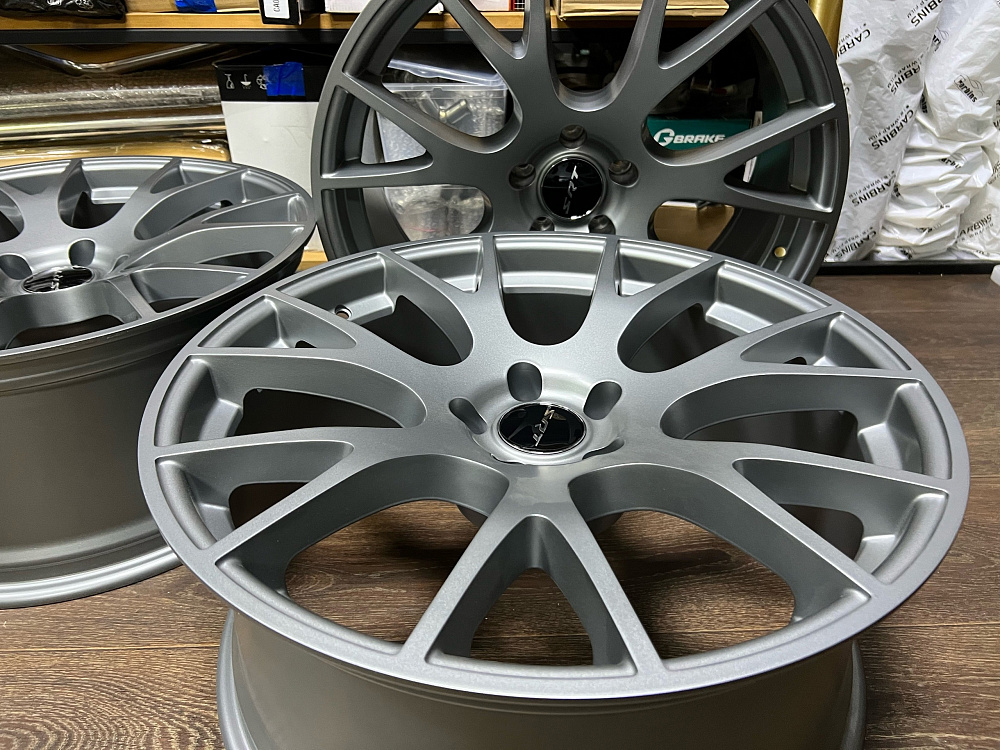 картинка Новые диски Hellcat SRT Syle R20 J9 ET18 5X114.3 серый мат от магазина  StreetTuning