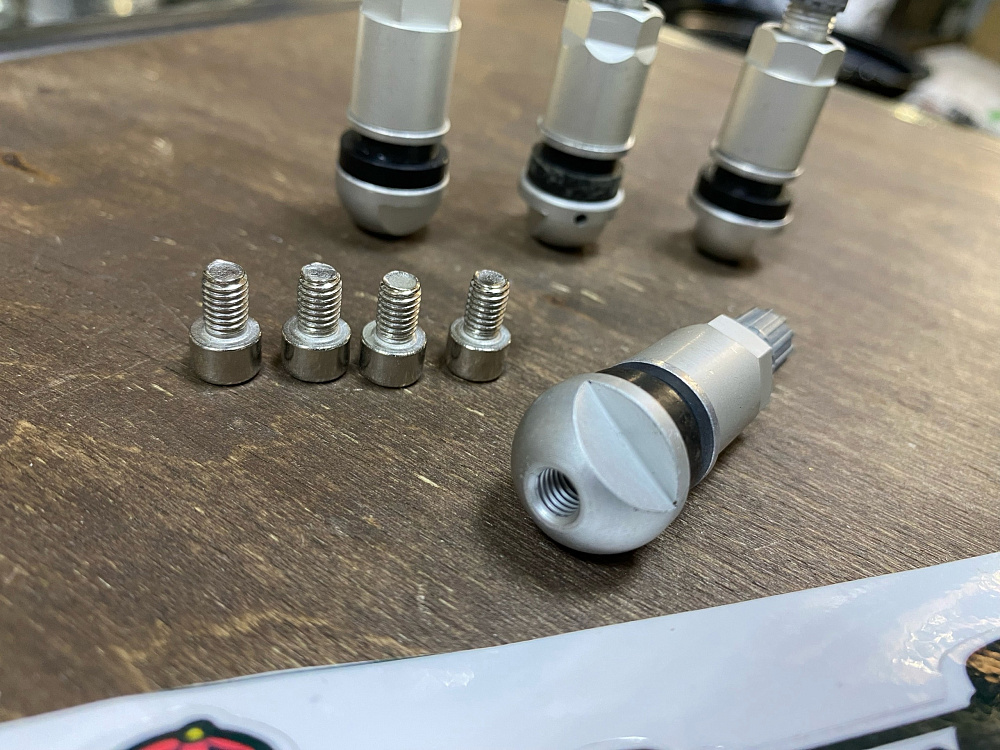 картинка Ниппели (вентили) под датчик, разборные TPMS-05, серые, 4 шт от магазина  StreetTuning