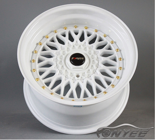 картинка Новые диски BBS RS R17 4X100/5X100 ET15 J10 белый глянец + золотистые болтики магазин  StreetTuning 