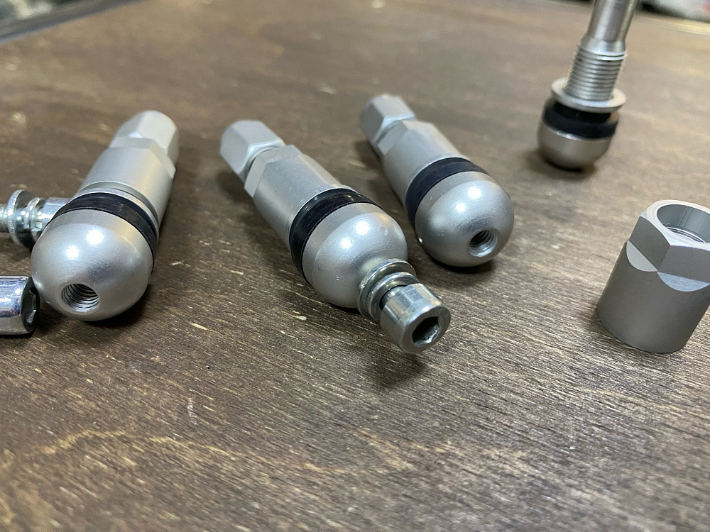 картинка Ниппели (вентили) под датчик, разборные TPMS-01, серые, 4 шт от магазина  StreetTuning