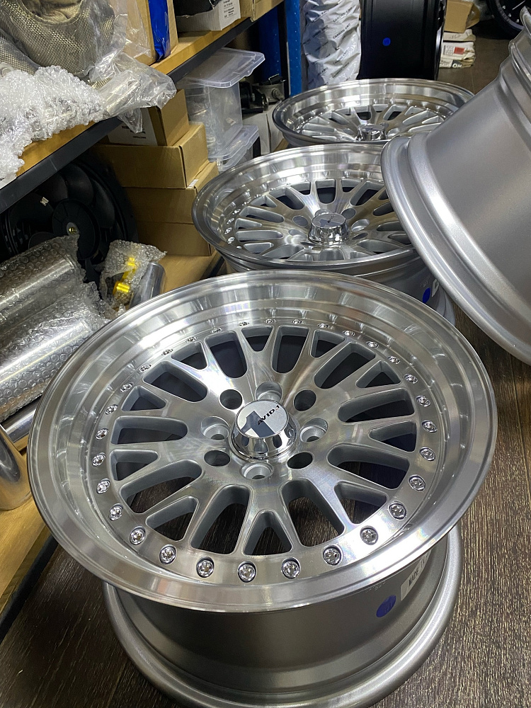 картинка Новые диски ESM 007 R15 J8 ET25 4X100, серебро от магазина  StreetTuning