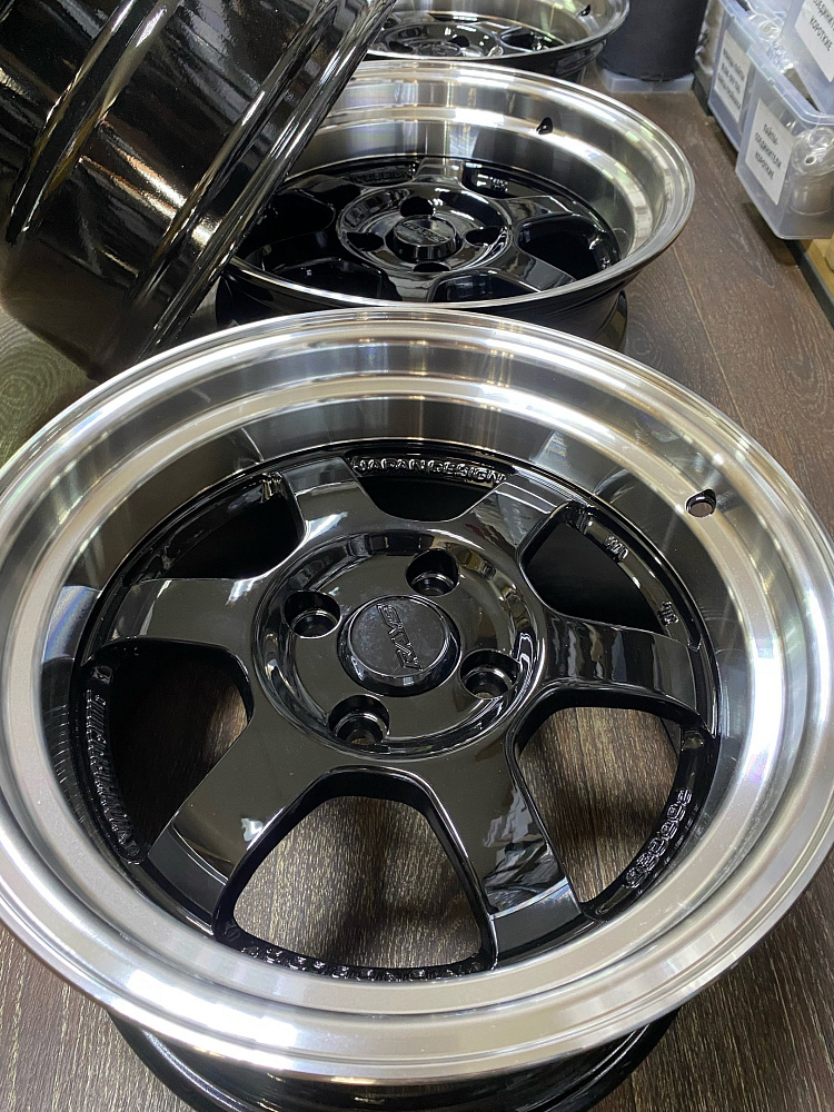 картинка Новые диски Rays TE37 R15 J8 ET15 4x100, черные от магазина  StreetTuning