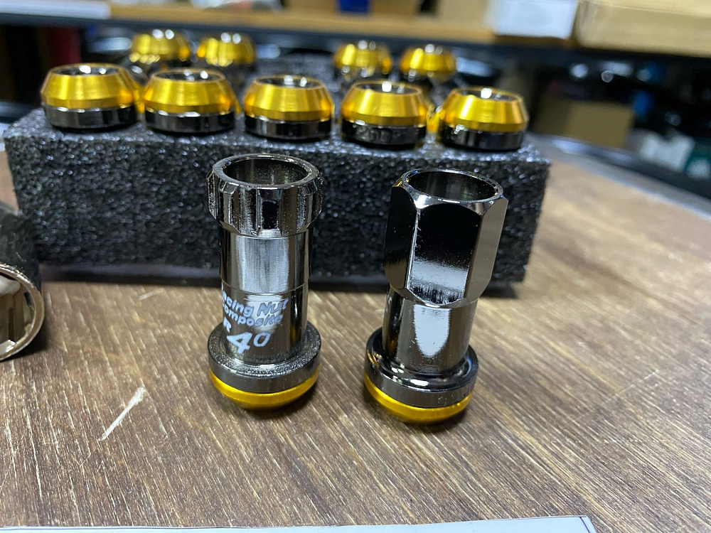 картинка Комплект гаек Kics Racing Composite R40 черные M12 x 1.25 от магазина  StreetTuning