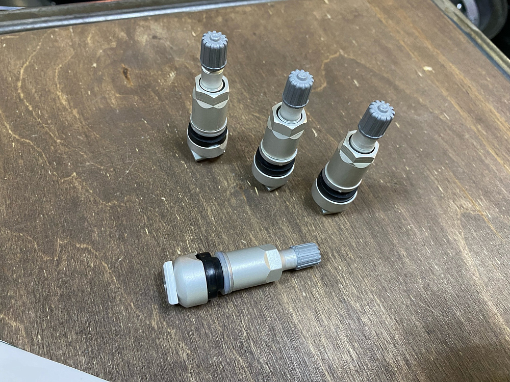картинка Ниппели (вентили) под датчик, разборные TPMS-09, серые, 4 шт от магазина  StreetTuning