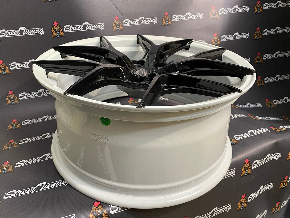 картинка Новые диски Vossen ZKX324 R18 J8 ET35 5X112, черные с белым от магазина  StreetTuning