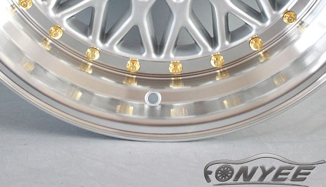 картинка Новые диски BBS RS R18 5X100/5X112 ET38 J9,5 серебро + золотистые болтики магазин  StreetTuning 