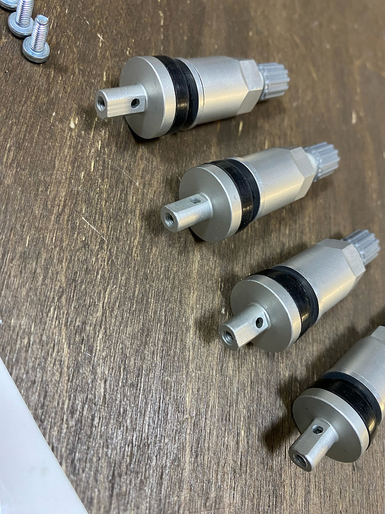 картинка Ниппели (вентили) под датчик, разборные TPMS-02, серые, 4 шт от магазина  StreetTuning