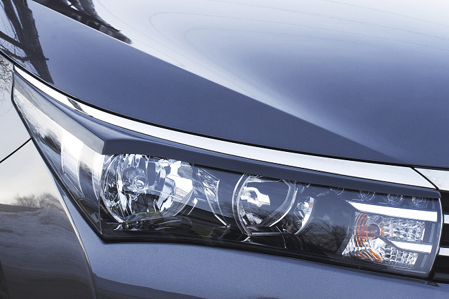 картинка Toyota Corolla (седан) 2012-2015 Накладки на передние фары (реснички) магазин  StreetTuning 