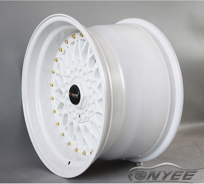 картинка Новые диски BBS RS R15 4X100/5X100 ET25 J8 белый глянец + золотистые болтики магазин  StreetTuning 