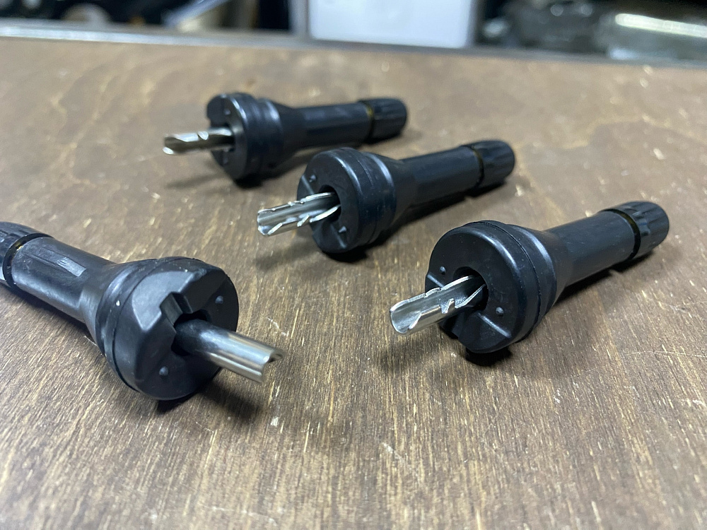 картинка Ниппели (вентили) под датчик, разборные TPMS-19, черные, 4 шт от магазина  StreetTuning