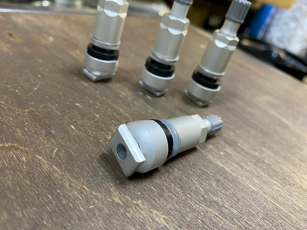 картинка Ниппели (вентили) под датчик, разборные TPMS-09, серые, 4 шт от магазина  StreetTuning