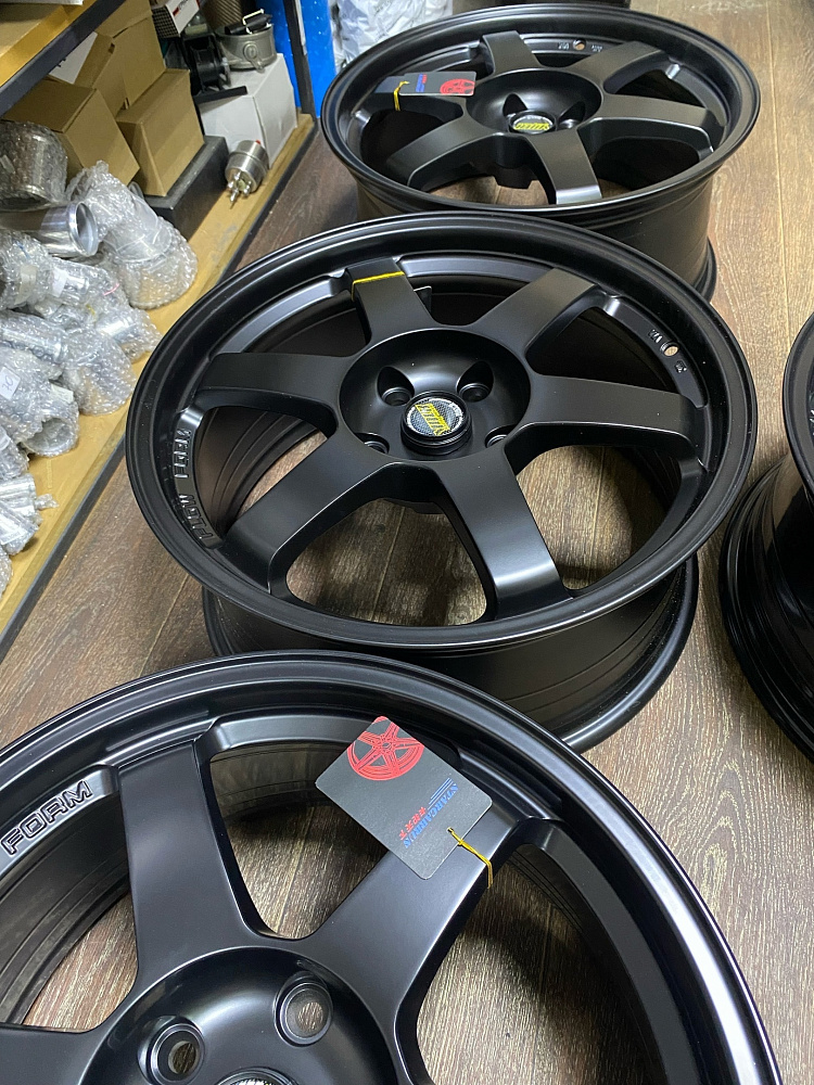 картинка Новые диски Rays TE37 R18 J8 ET35 5X120, черные матовые от магазина  StreetTuning