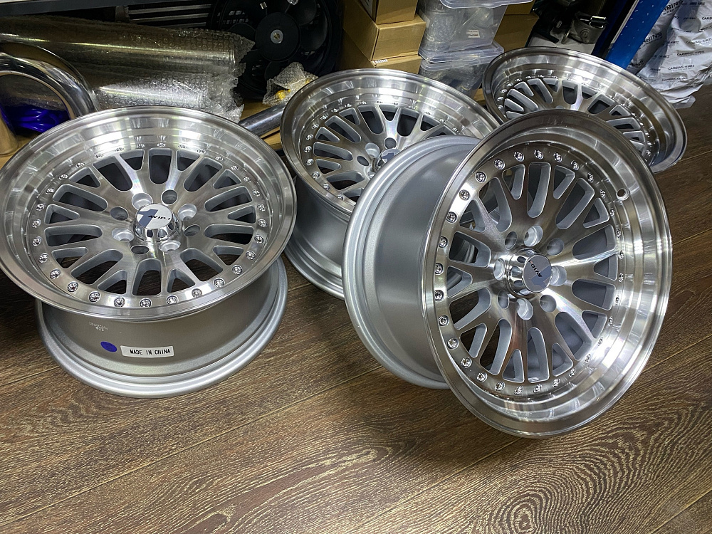 картинка Новые диски ESM 007 R15 J8 ET25 4X100, серебро от магазина  StreetTuning