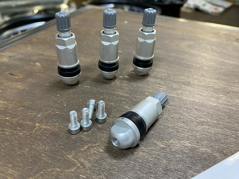 картинка Ниппели (вентили) под датчик, разборные TPMS-07, серые, 4 шт от магазина  StreetTuning