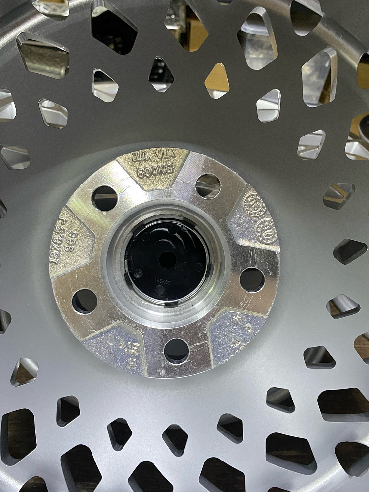 картинка Новые диски WCI CAST MT10 Replika R18 J8.5 ET40 5X108, серебро от магазина  StreetTuning