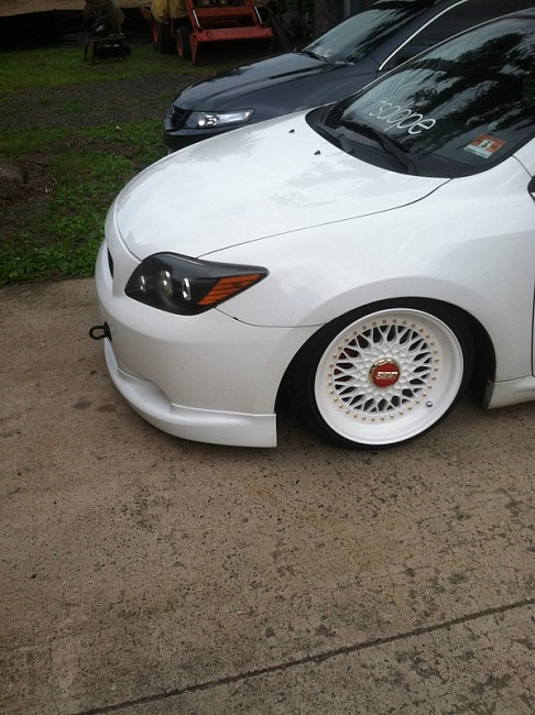 картинка Новые диски BBS RS R17 4X100/5X100 ET15 J10 белый глянец + золотистые болтики магазин  StreetTuning 