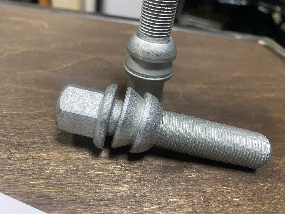 картинка Колесный болт Starleks M15x1.25 высота 55 мм, вращающаяся сфера,кл. 17 от магазина  StreetTuning