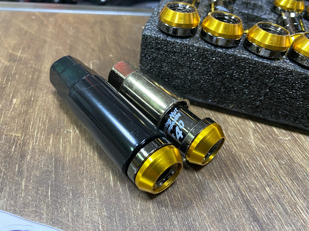 картинка Комплект гаек Kics Racing Composite R40 черные M12 x 1.25 от магазина  StreetTuning