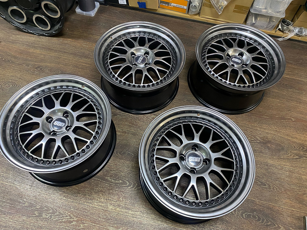 картинка Новые диски BBS LM R17 J8.5 ET30 4x100 Hyper Black от магазина  StreetTuning