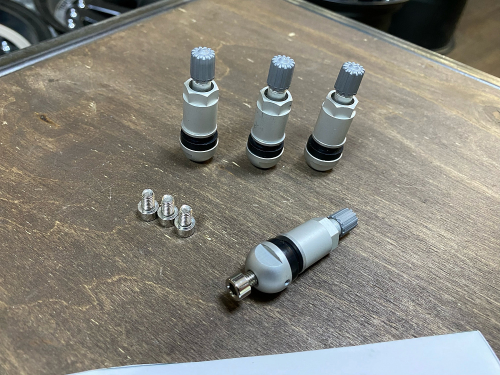 картинка Ниппели (вентили) под датчик, разборные TPMS-06, серые, 4 шт от магазина  StreetTuning