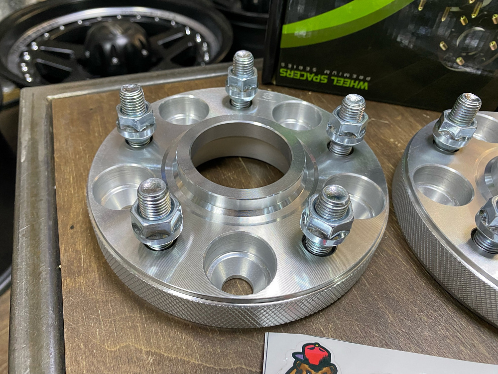 картинка Проставка Starleks 25 мм 5x114.3 цо 64.1 шпилечная M12x1,5 Silver от магазина  StreetTuning