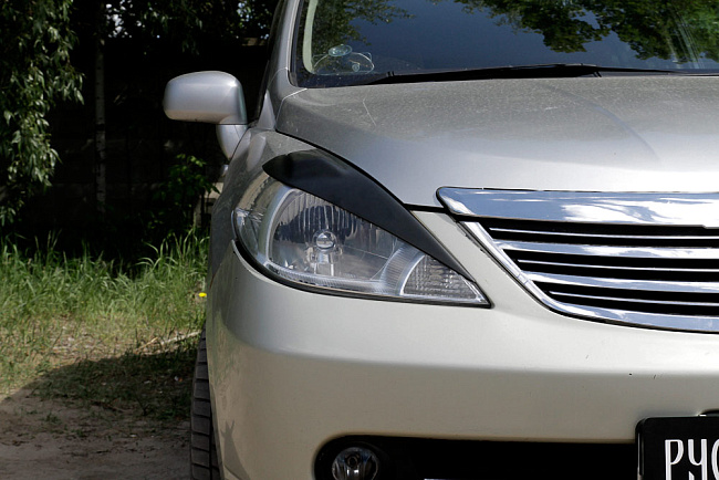 картинка Nissan Tiida 2004—2007 Накладки на передние фары (реснички) компл.-2 шт. магазин  StreetTuning 