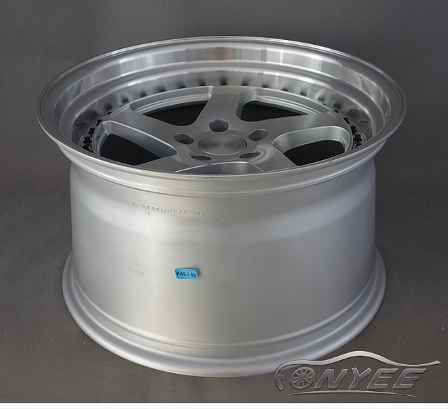картинка Новые диски Rotiform TMB Flat R18 5х114,3 ET25 J10,5 серебро + черные болтики магазин  StreetTuning 