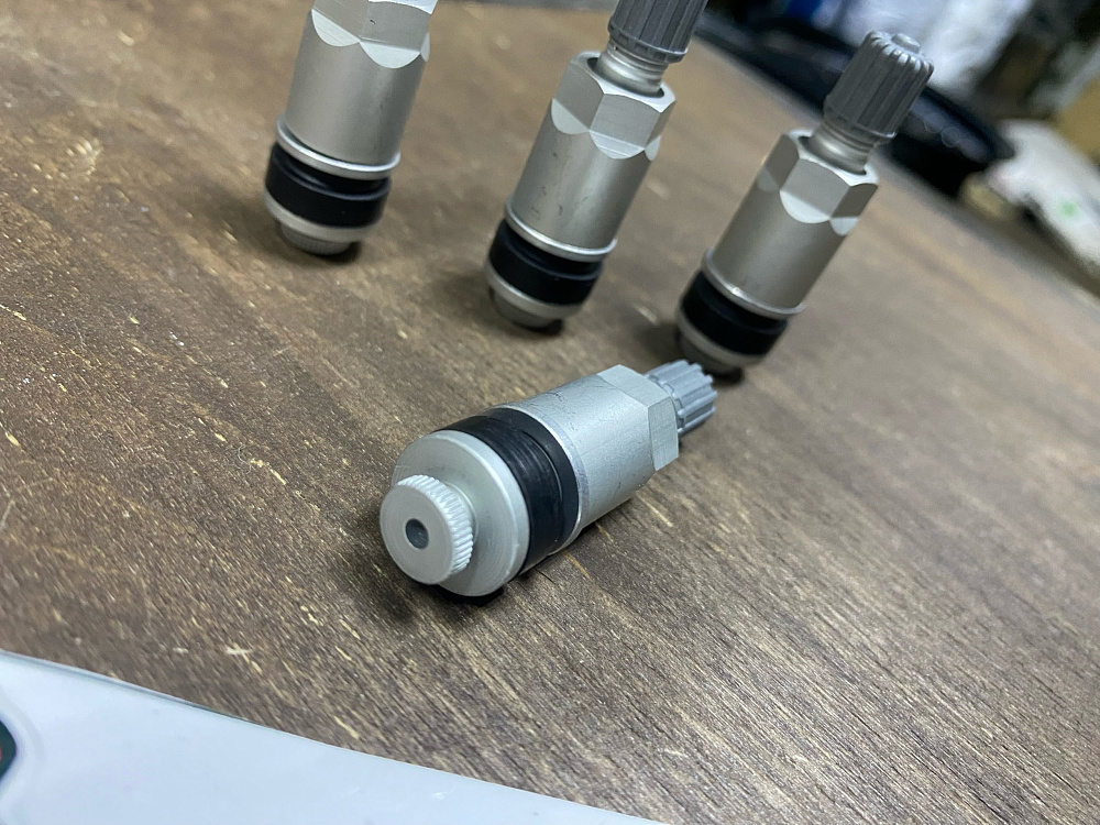 картинка Ниппели (вентили) под датчик, разборные TPMS-24, серые, 4 шт от магазина  StreetTuning