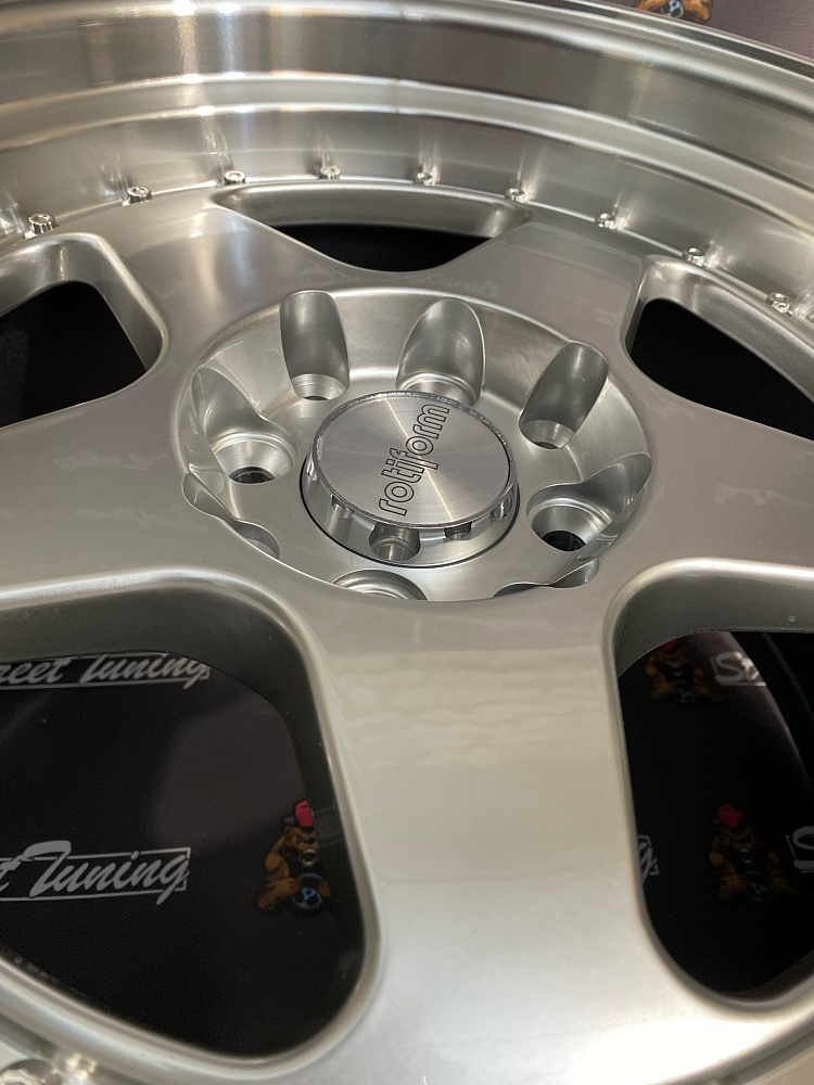 картинка Новые диски Rotiform R16 J9 ET25 4x100/114.3 Silver от магазина  StreetTuning