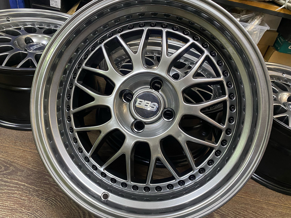 картинка Новые диски BBS LM R17 J8.5 ET30 4x100 Hyper Black от магазина  StreetTuning