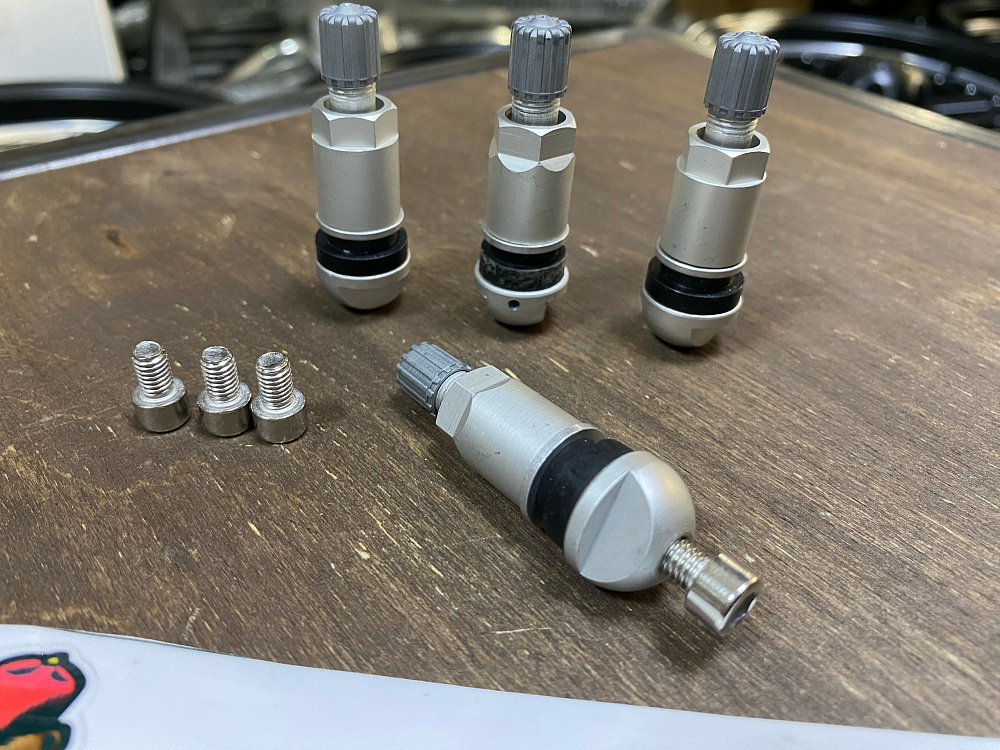 картинка Ниппели (вентили) под датчик, разборные TPMS-05, серые, 4 шт от магазина  StreetTuning