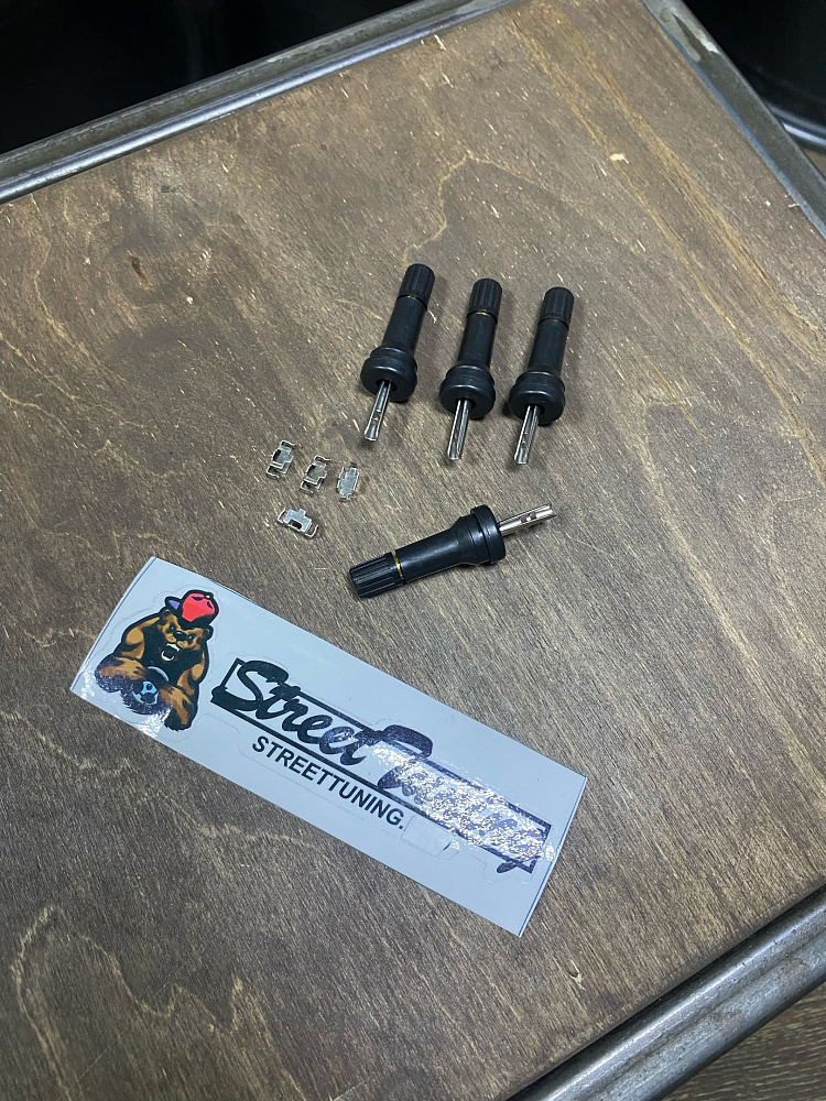 картинка Ниппели (вентили) под датчик, разборные TPMS-29, черные, 4 шт от магазина  StreetTuning