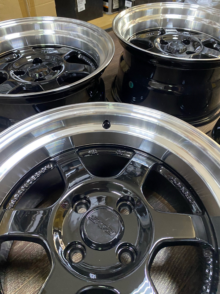 картинка Новые диски Rays TE37 R15 J8 ET15 4x100, черные от магазина  StreetTuning
