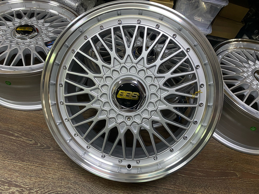 картинка Новые диски BBS RS R17 J7,5 ET35 5x120 серебро от магазина  StreetTuning