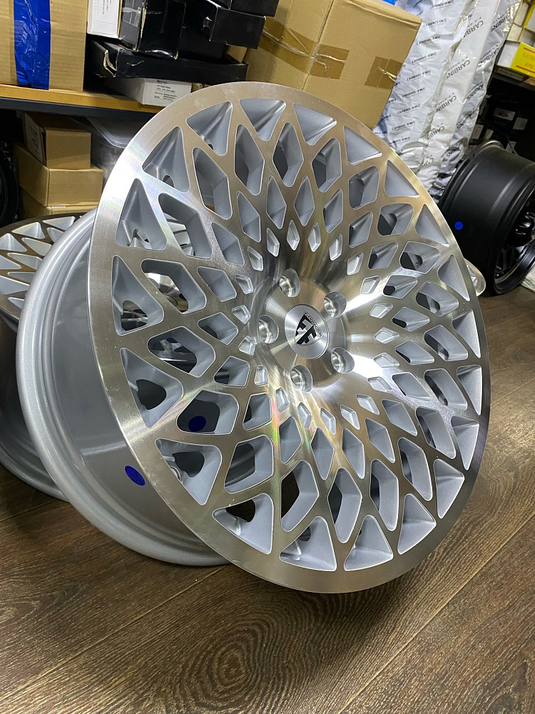 картинка Новые диски WCI CAST MT10 Replika R18 J8.5 ET40 5X108, серебро от магазина  StreetTuning