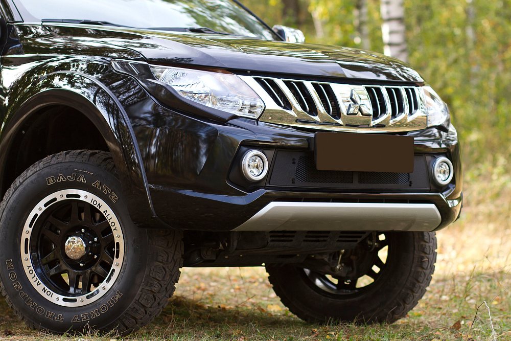 картинка Mitsubishi L200 2015-н.в. Накладки на передние фары (реснички) от магазина  StreetTuning