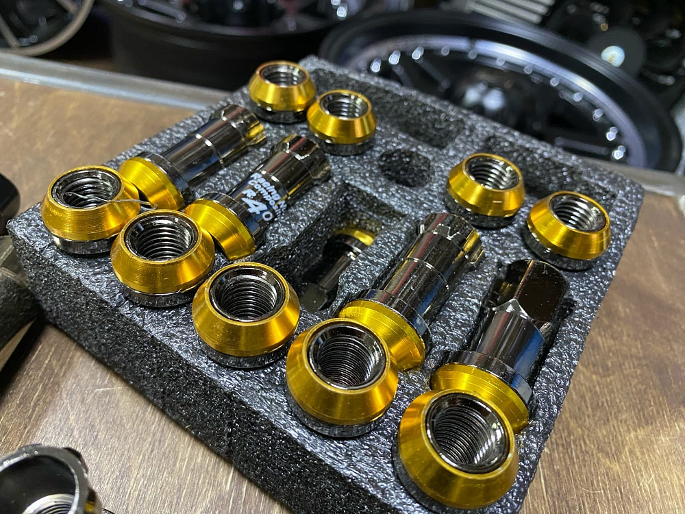 картинка Комплект гаек Kics Racing Composite R40 черные M12 x 1.25 от магазина  StreetTuning