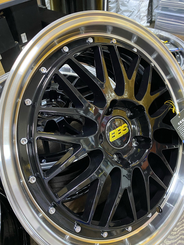 картинка Новые диски BBS LM R17 J7.5 ET38 5x114,3 черные с полировкой от магазина  StreetTuning
