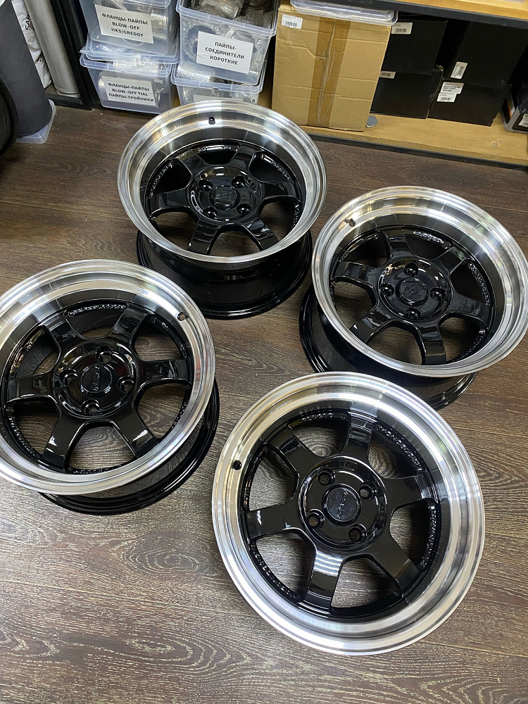 картинка Новые диски Rays TE37 R15 J8 ET15 4x100, черные от магазина  StreetTuning