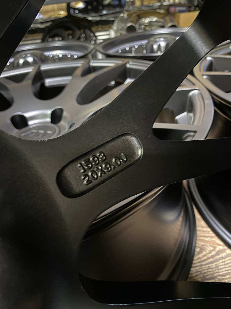 картинка Новые диски Hellcat SRT Syle R20 J9 ET18 5X115 черный мат от магазина  StreetTuning