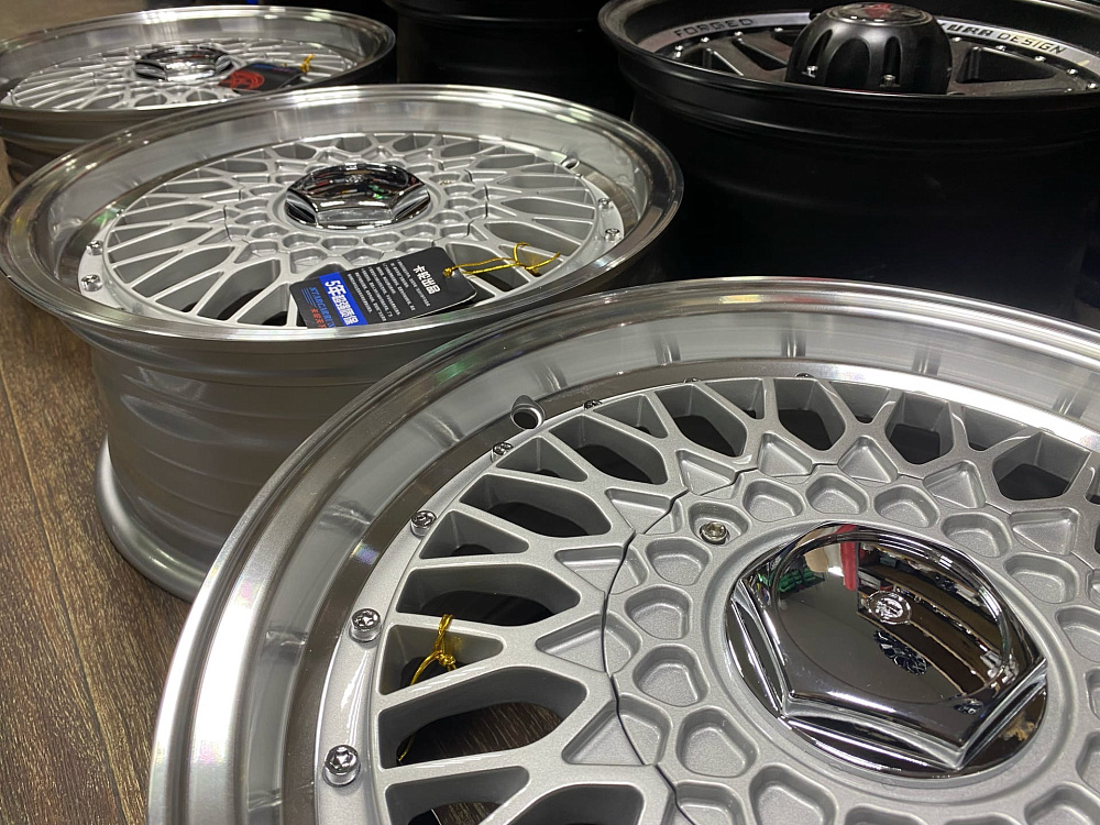 картинка Новые диски BBS RS R15 J6,5 ET35 5x100 цо 73.1 от магазина  StreetTuning